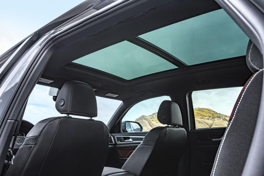Интерьер Volkswagen Atlas Cross Sport SEL R-Line 2020 года  (фото 20 из 43)